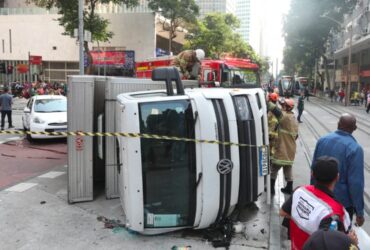 Caminhão tomba após colisão com viatura e deixa 9 feridos; especialista destaca ação do seguro.