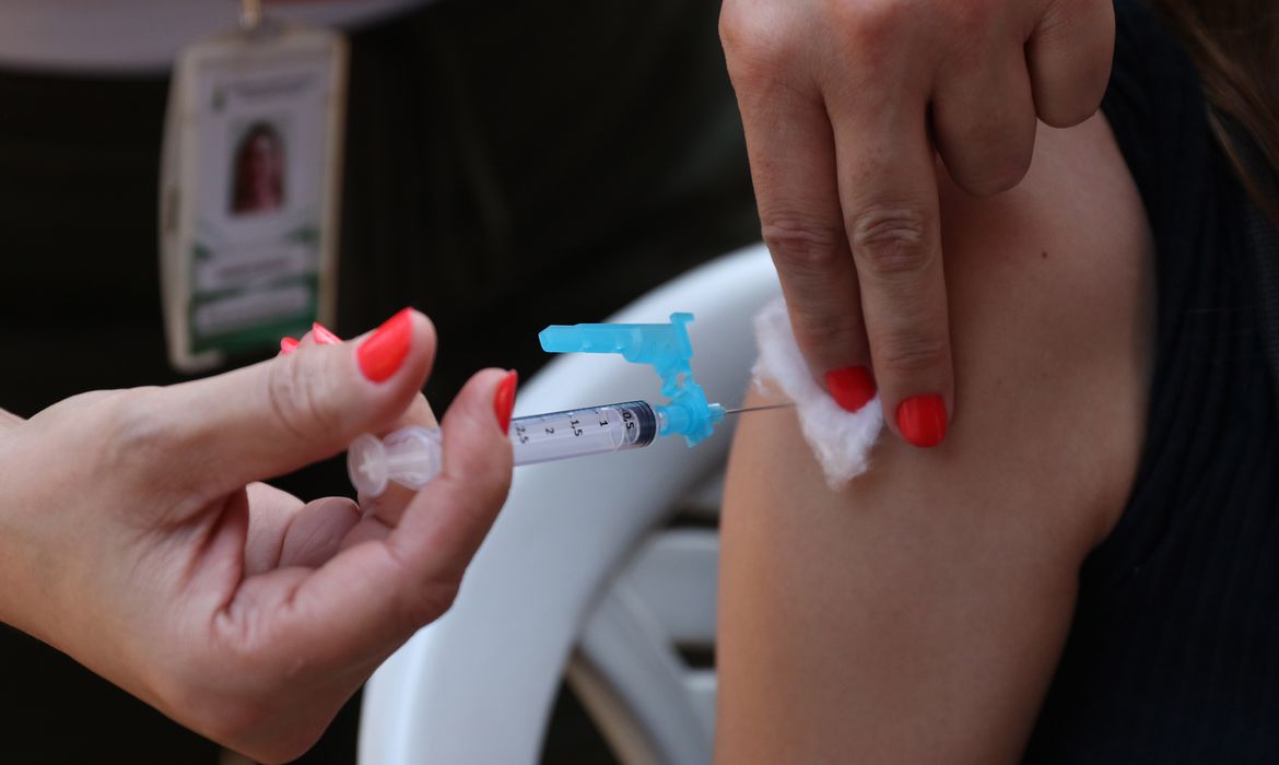 Brasil aplicou 29 milhões de doses bivalentes contra Covid-19; vacina é considerada segura para gestantes e bebês.