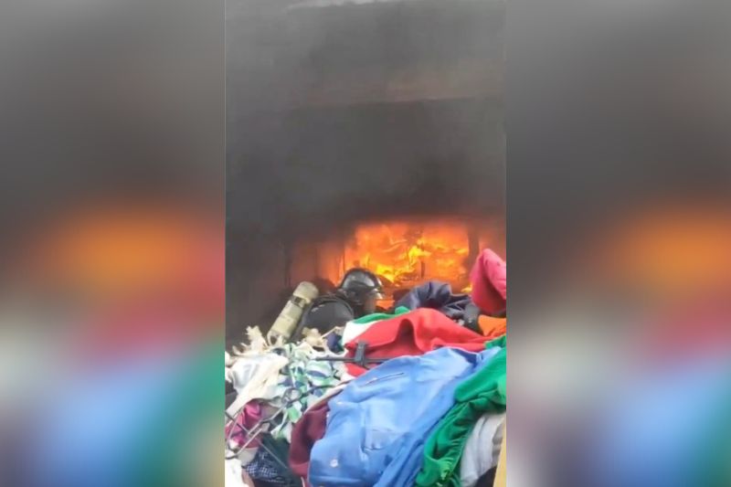Incêndio destrói completamente loja de roupas; especialista destaca ação do seguro.